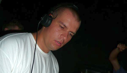DJ aTom